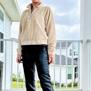 Hollister Cozy Cropped Pullover Sweatshirt Size Small Neutral Color